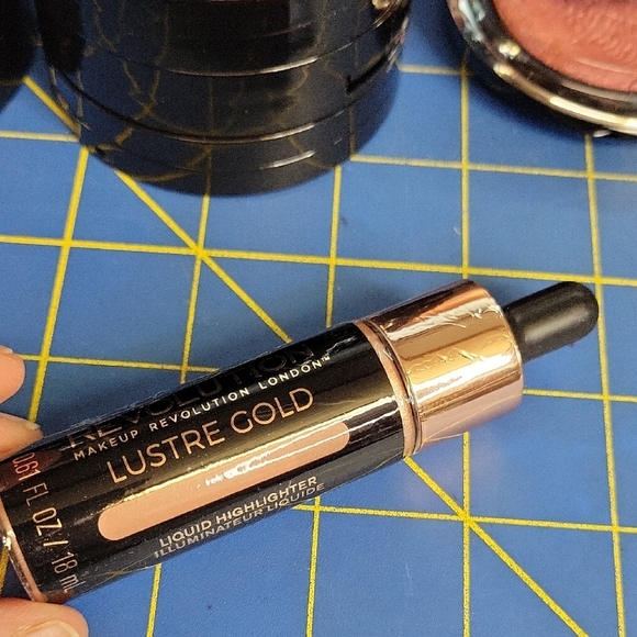 Revolution Liquid Lustre Gold Highlighter Radiant Glow 18ml - Picture 1 of 4